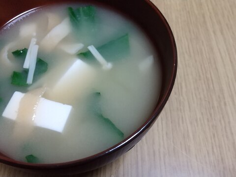 煮干し出汁で☆小松菜と豆腐、えのき、焼き麩の味噌汁